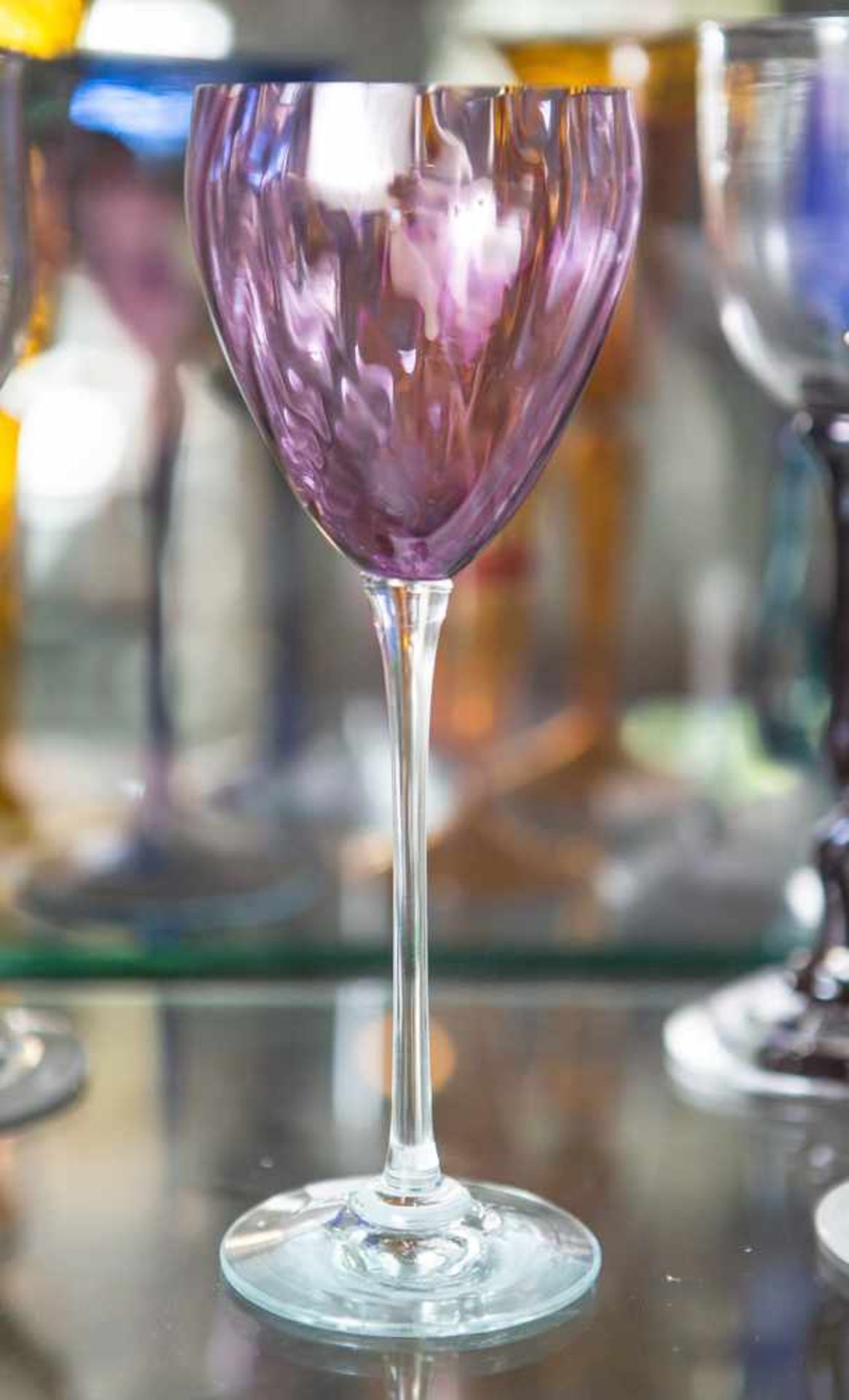 Stengelglas, Entwurf Ronald Guy Corrie (geb. 1954), farbloses Glas, violett eingefärbteKuppa,