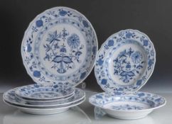 Konvolut Zwiebelmuster, 7-teilig, Meissen, blaue Schwertermarke, Porzellan, kobaltblau,gewellter