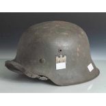 Stahlhelm M 42, Originalzustand, mit orig. Leder u. Riemen, 1 Emblem links, Adler mitHakenkreuz.