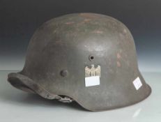 Stahlhelm M 42, Originalzustand, mit orig. Leder u. Riemen, 1 Emblem links, Adler mitHakenkreuz.