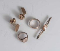 Posten Goldschmuck, 333, 4 Teile, bestehend aus: Paar Manschettenknöpfe, 2 Ringe, 1Brosche, ca. 19,8