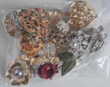 Posten Modeschmuck, 16 Teile (8 Anhänger, 2 Broschen, 6 Clips) unterschiedlicheAusführungen und