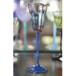 Pokal, Entwurf Siegfried Eck, farbloses Glas, Fuß u. Schaft blau gefärbt, Kuppa mitblau-grauer