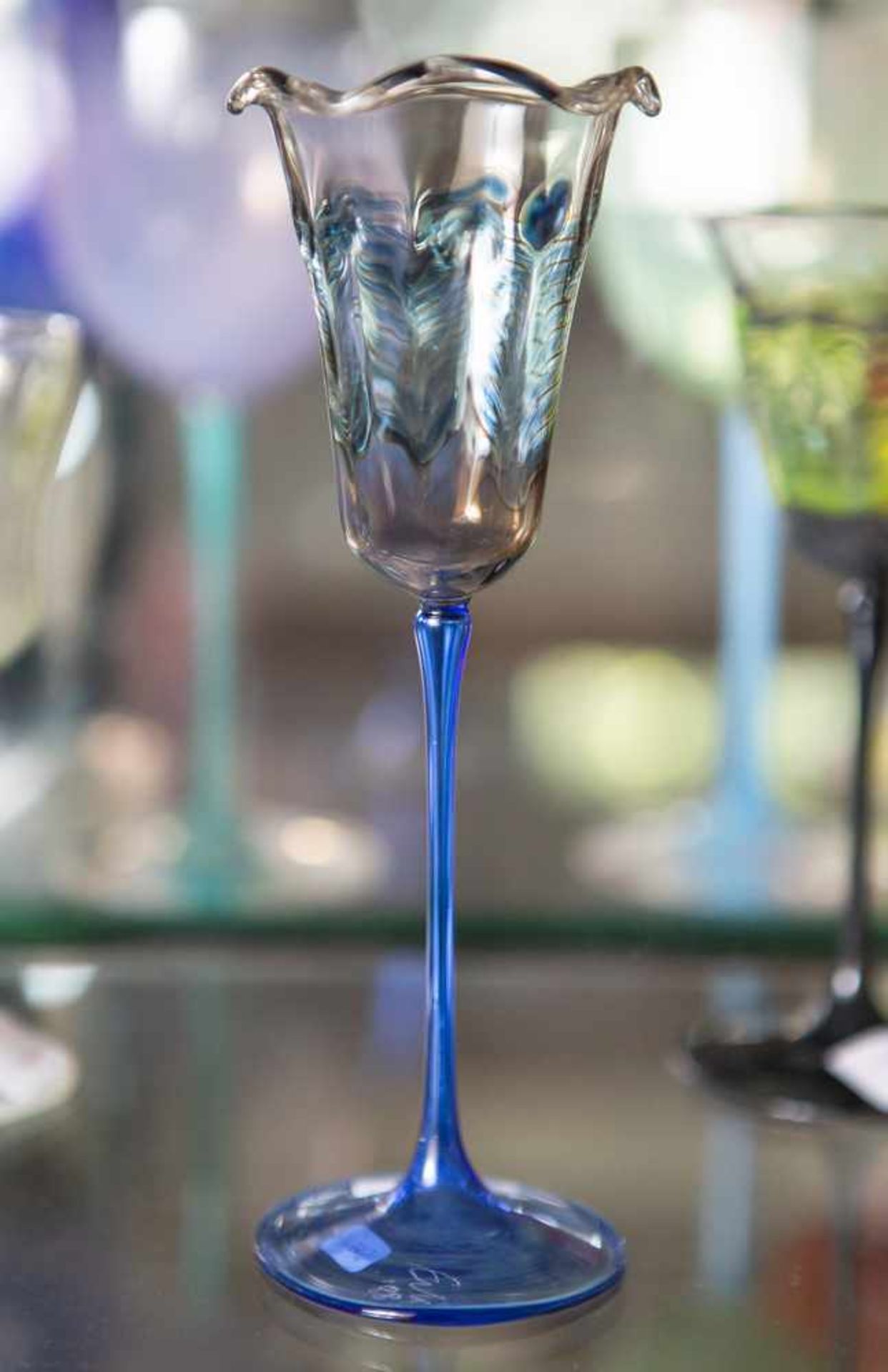Pokal, Entwurf Siegfried Eck, farbloses Glas, Fuß u. Schaft blau gefärbt, Kuppa mitblau-grauer
