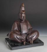 Figurine, Shinto-Priester, Japan, ca. 1930, Messing, braune Patinierung, typischeKopfbekleidung (