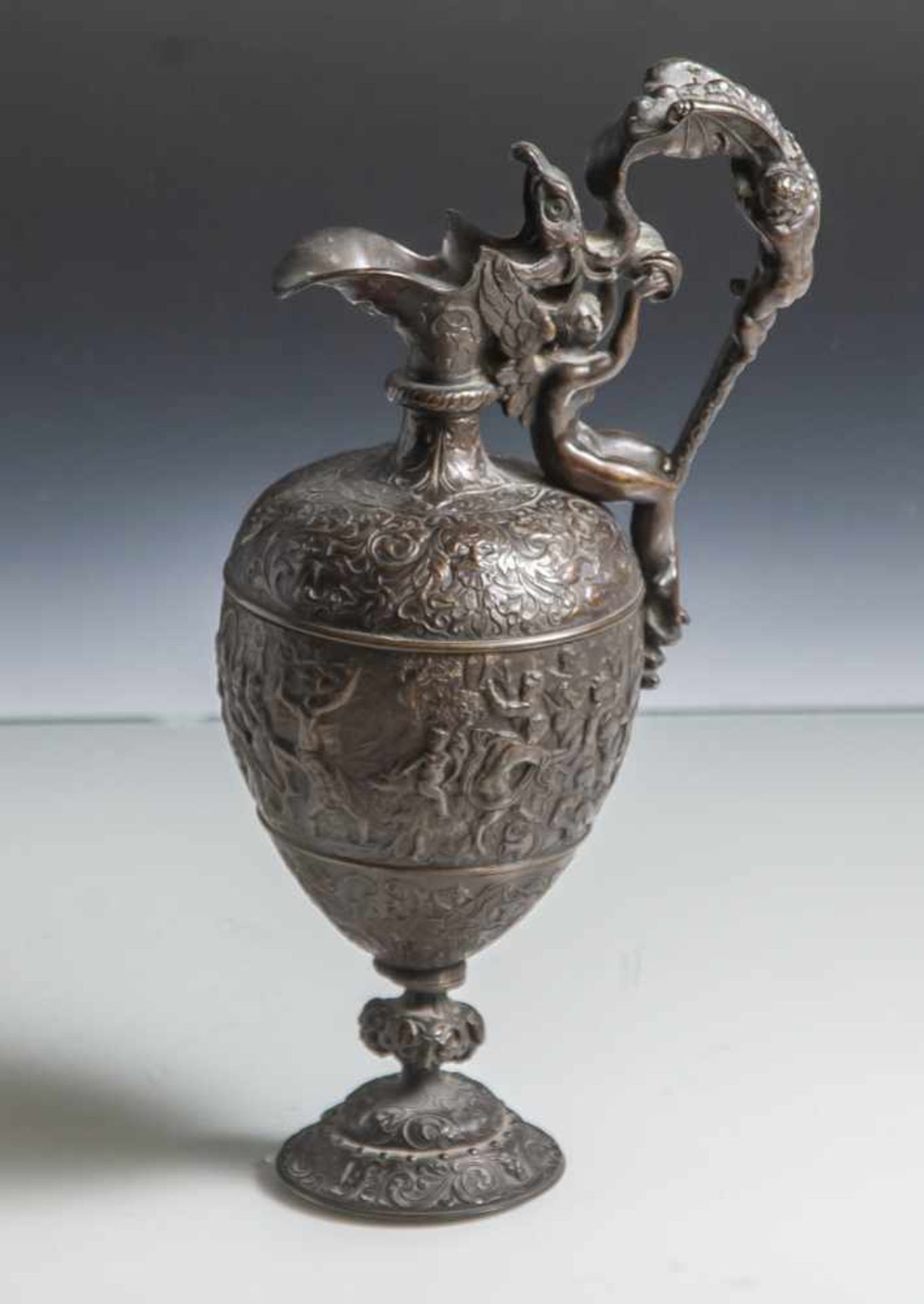 Bronzevase/ Beisteller, Historismus, ovoider Korpus, umlaufend mit Reliefdekor (Bacchanalesowie