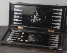 Aufwendig gearbeitetes Schach- u. Backgammon, China, wohl 1960er/70er Jahre, Spielbrettmit passenden