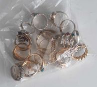 Posten Modeschmuck, 18 Ringe, unterschiedl. Ausführungen und Materialien, vielfach Silber925 und mit