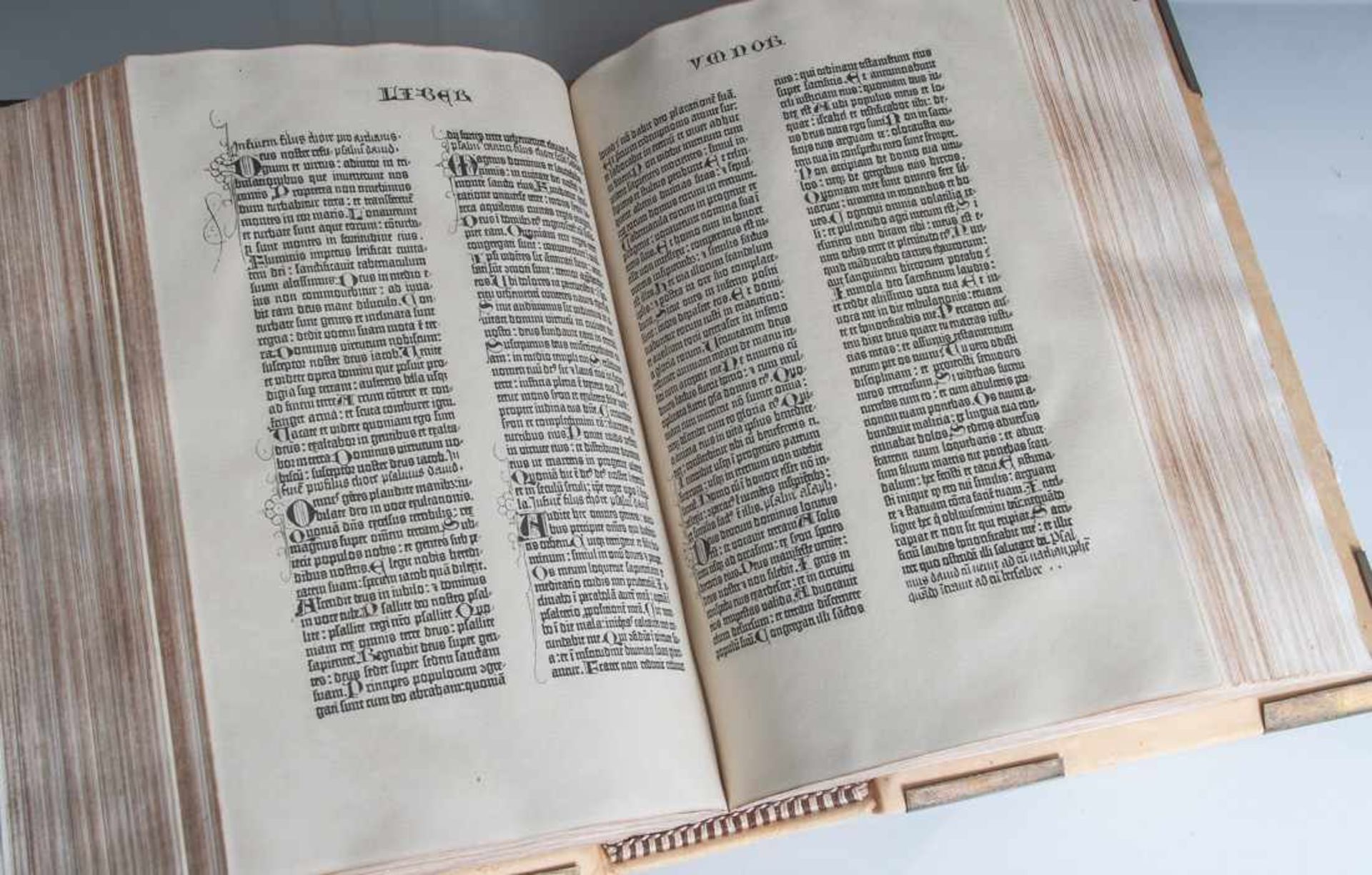 Faksimile der Gutenbergbibel im aufwendig gestaltetem Lederumschlag mitMetallverzierungen, Bez. - Image 2 of 2