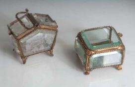 2 Souvenir-Schatullen, um 1900, farbloses, geschliffenes Glas, Messingmontierung. Mitscharnierten