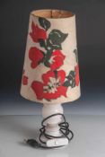 Lampe mit Batik-Schirm u. Alabaster-Fuß. H. ca. 43 cm, Fkt. nicht geprüft.