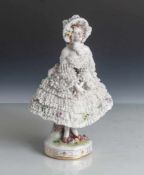 Spitzenfigur: Biedermeier-Dame mit Krinolinenkleid und Schute, Aelteste