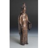 Guanyin, China, 19. Jahrhundert, Bronze, stehende Darstellung in langem Gewand, in derlinken Hand