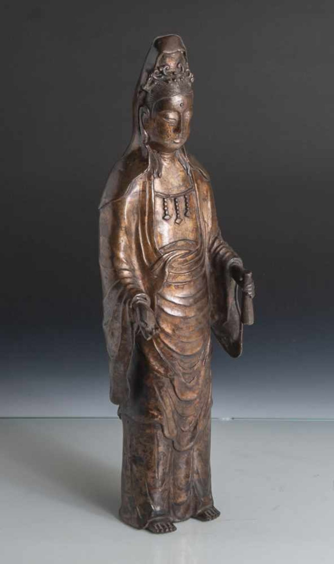 Guanyin, China, 19. Jahrhundert, Bronze, stehende Darstellung in langem Gewand, in derlinken Hand