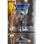 Stengelglas, Entwurf Dieter Klimek, dunkelblaues Farbglas, Kuppa mit Farbeinsätzen, Schaftu. Fuß