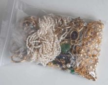 Posten Modeschmuck, 24 Teile, bestehend aus: 3 Colliers, 3 Ketten mit Anhängern, 2Damenarmbanduhren,