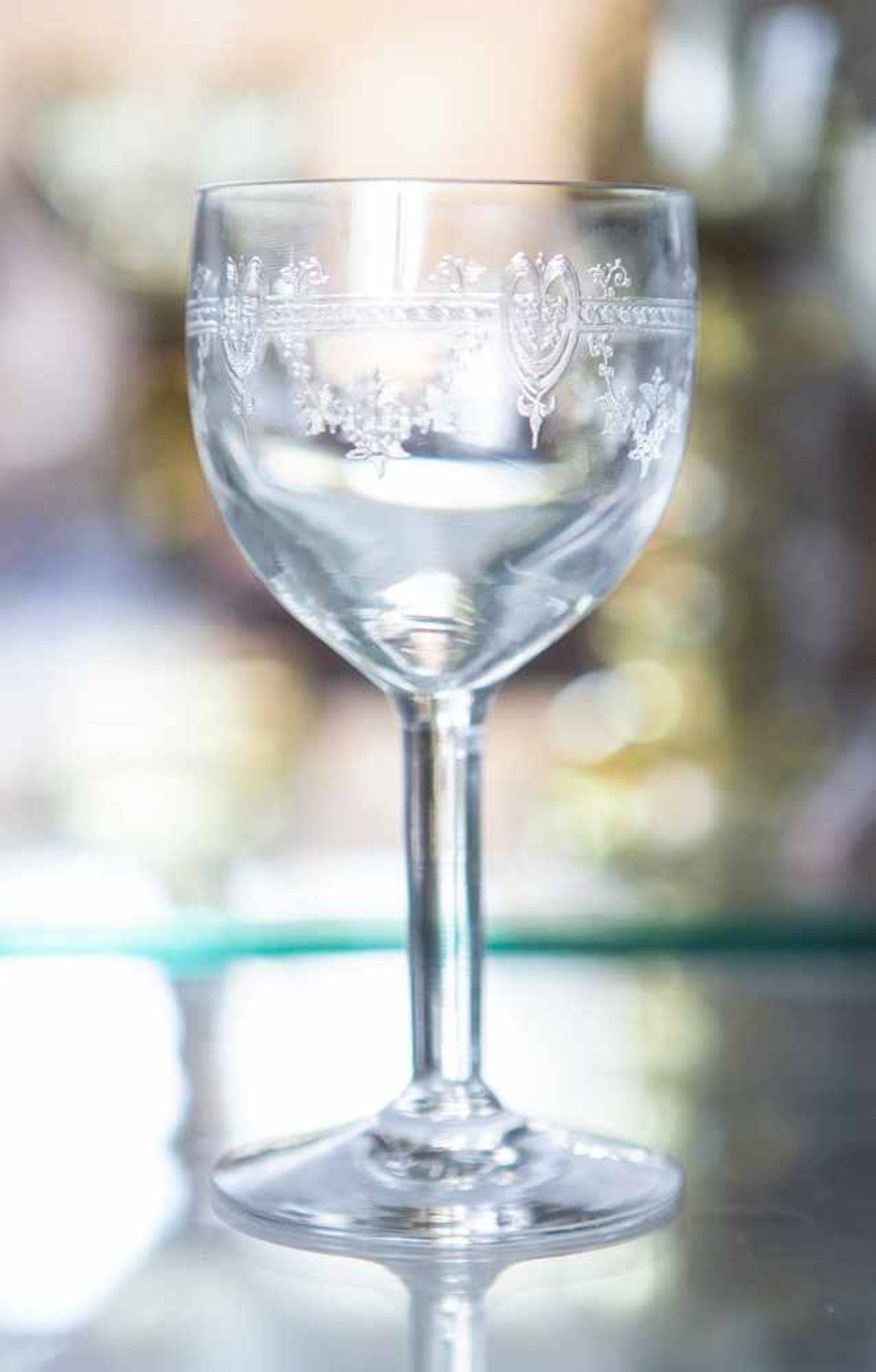 Weinglas, farbloses Glas, Kuppa mit umlaufendem Ätzdekor. H. ca. 12,8 cm.