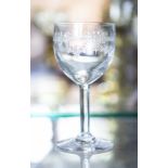 Weinglas, farbloses Glas, Kuppa mit umlaufendem Ätzdekor. H. ca. 12,8 cm.