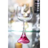Weinglas, Rosenthal, Studio-Linie, farbloses Glas, hochgezogener pinkfarbener Fuß,Fußunterseite