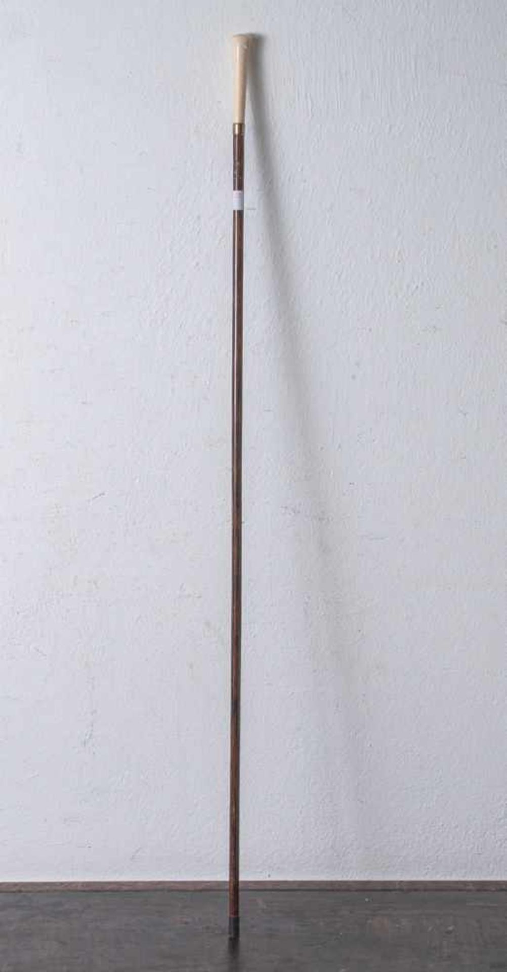 Eleganter, schmaler Spazierstock, Palisander, Griff aus Bein, 1920er Jahre. L. ca. 86 cm.