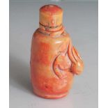 Sniff-bottle, China, 19. Jahrhundert, Koralle mit Hase. H. ca. 8,3 cm.