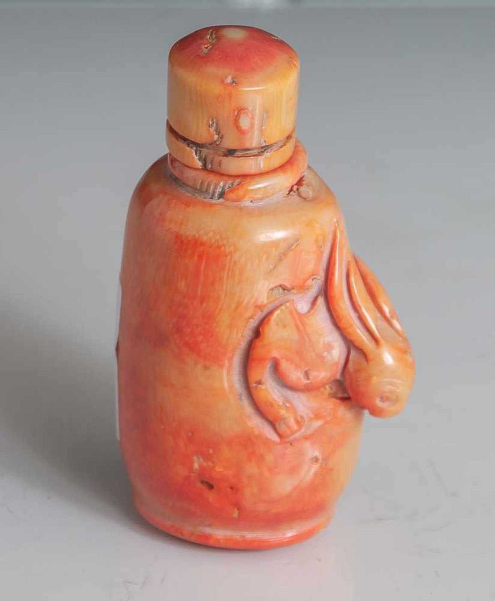 Sniff-bottle, China, 19. Jahrhundert, Koralle mit Hase. H. ca. 8,3 cm.