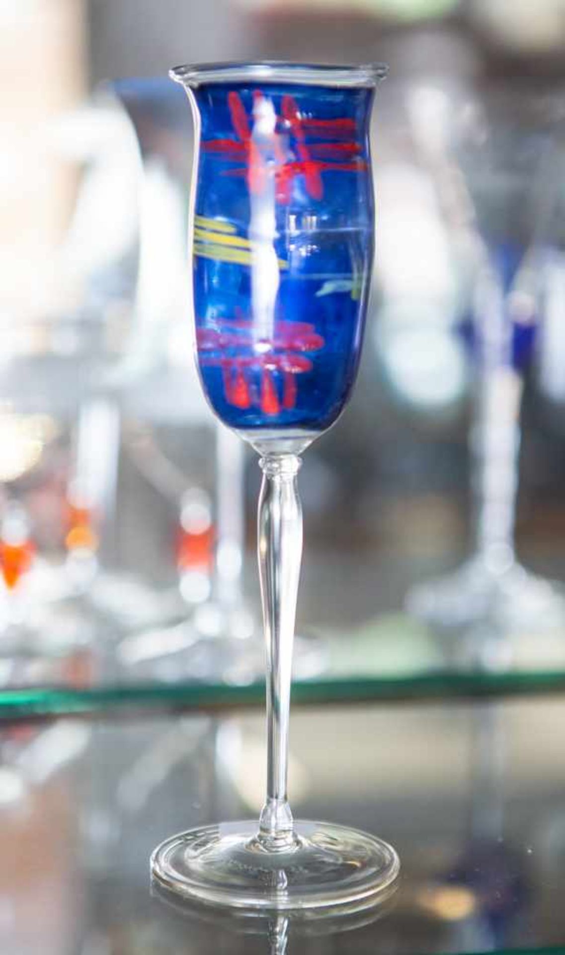 Stengelglas, Entwurf Stefan Scheuerer (geb. 1960), farbloses Glas, Kuppa blau unterfangenmit