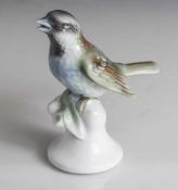 Vogelfigurine, Meise, Gerold Porzellan, Modellnr. 4915, polychrome Bemalung. AufAstsockel. H. ca. 13