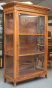 Dreiseitig verglaste Vitrine, Biedermeier 1. Hälfte 19. Jahrh., Nußholz poliert, 1-türigmit