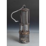 Alte Grubenlampe, um 1900, bez. FWD und Nr. 104. Guter Zustand. H. ca. 30 cm.