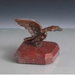Briefbeschwerer, Adler mit ausgebreiteten Schwingen, Bronze, braun patiniert, aufAchatplatte. H.