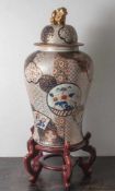 Bodenvase, China, 20. Jahrhundert, Schultertopfform mit Deckel. Mit reichem Dekor vonBlumen und