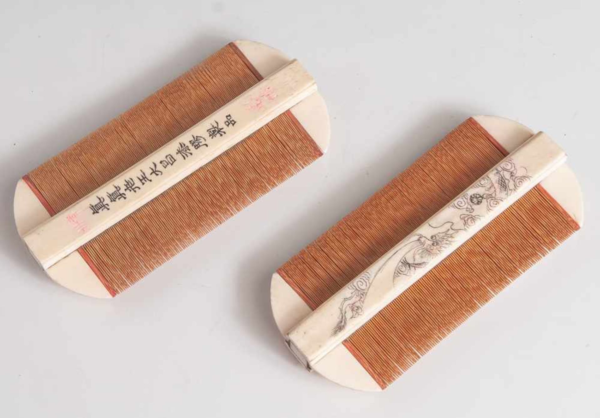 Paar Nissenkämme, China, Ende 19. Jahrhundert/ um 1900, Elfenbein und Holz, m. feingravierter und