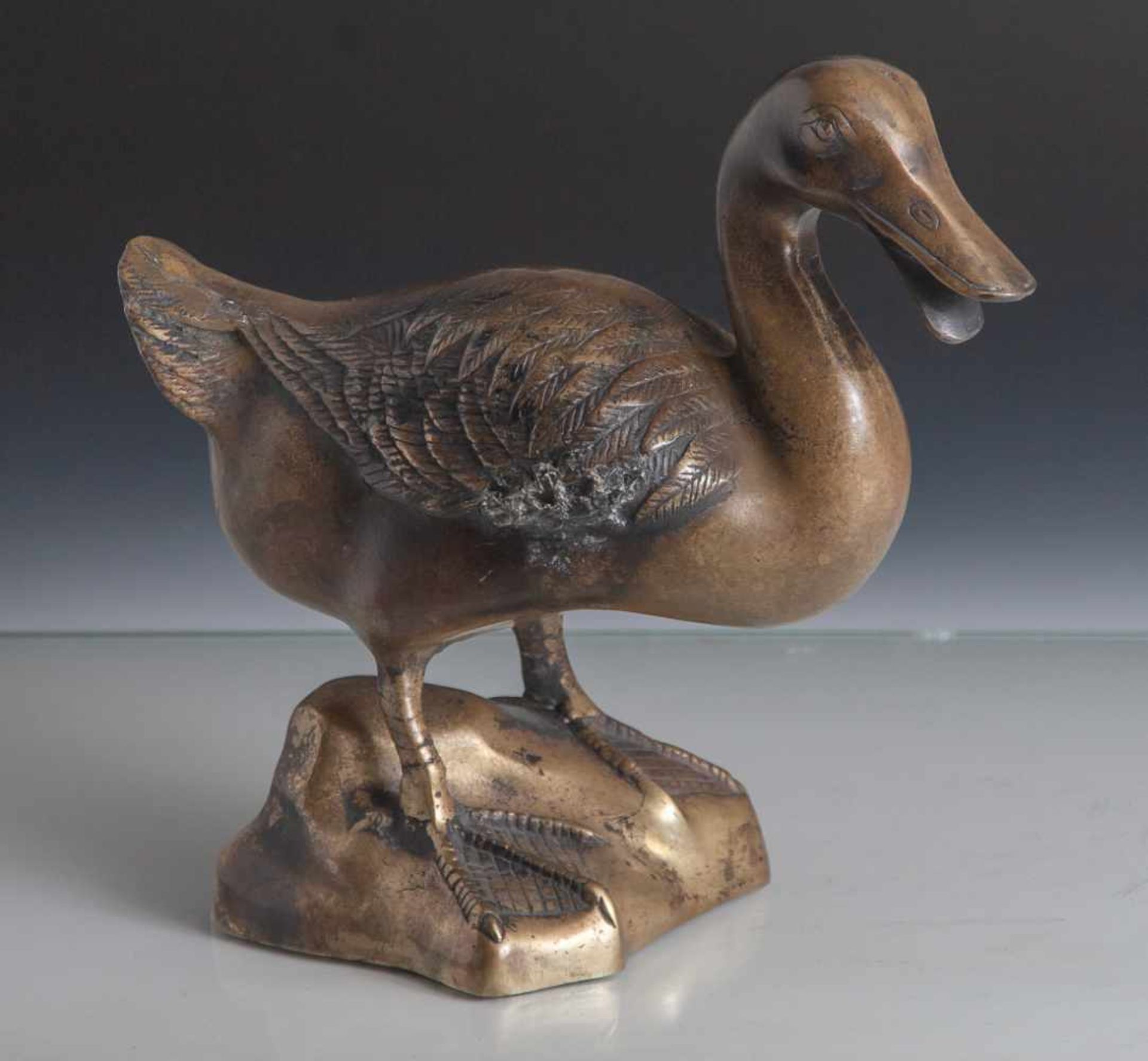 Bronzeplastik, wohl um 1900, Darst. einer Ente auf naturalistisch gearb. Sockel stehen,wohl um 1900,
