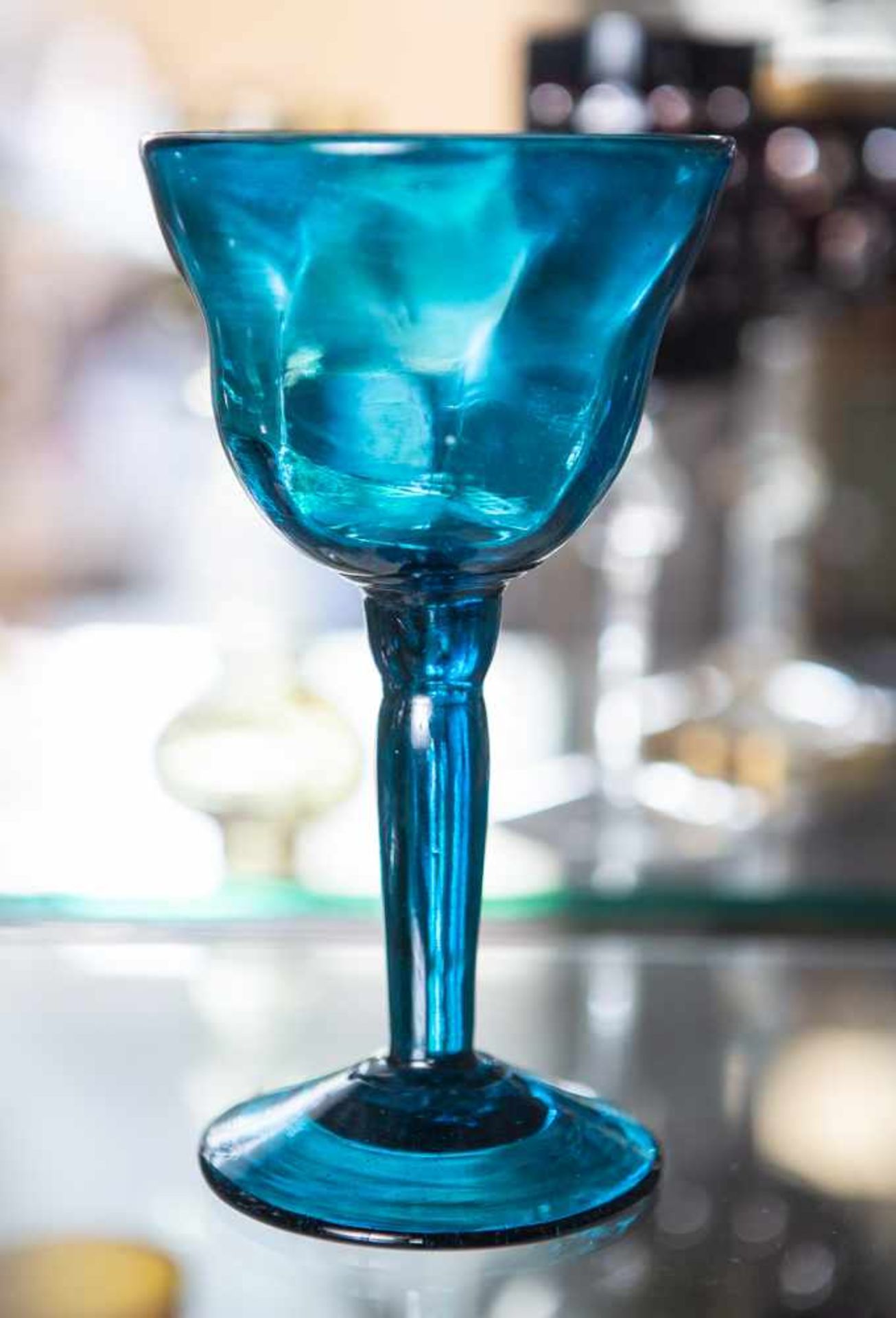 Kelchglas, blaues Glas, glockenförmige Kuppa mit Einbuchtungen. H. ca. 18,3 cm.