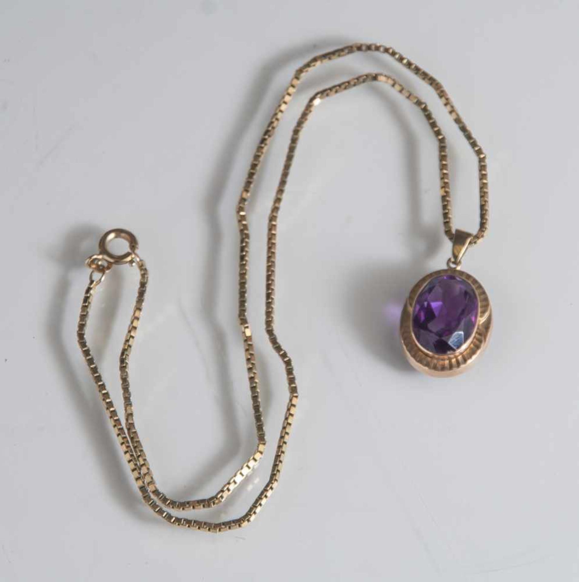 Kette mit Anhänger, Gelbgold 333, ovaler Anhänger mit oval-facettiertem Amethyst, ca. 15 x10,5 x