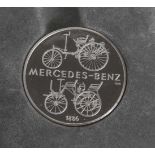 2 Gedenk-Medaillen, a) Mercedes Benz - Daimler Benz, 1886, Gedenkmedaille "100 JahreAutomobil,