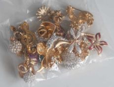 Posten Modeschmuck, 13 Broschen, 5 Clips, 5 Anstecker, 1 Paar Ohrstecker,