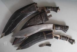 Drei Kukri, verschiedene Größen in Lederscheiden, wohl Indien 19./20. Jahrh.