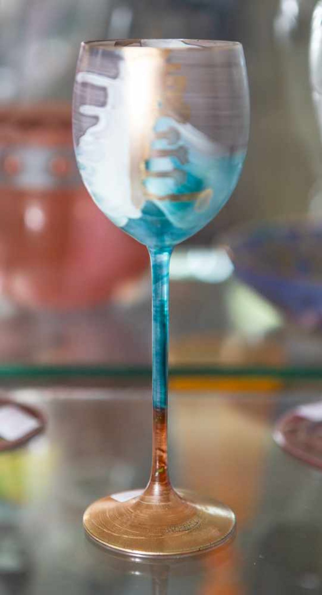 Kelchglas, Entwurf Chris Nedwed (geb. 1957), Glas, Schaft, Fuß u. Kuppa mit eingebranntenEmailfarben