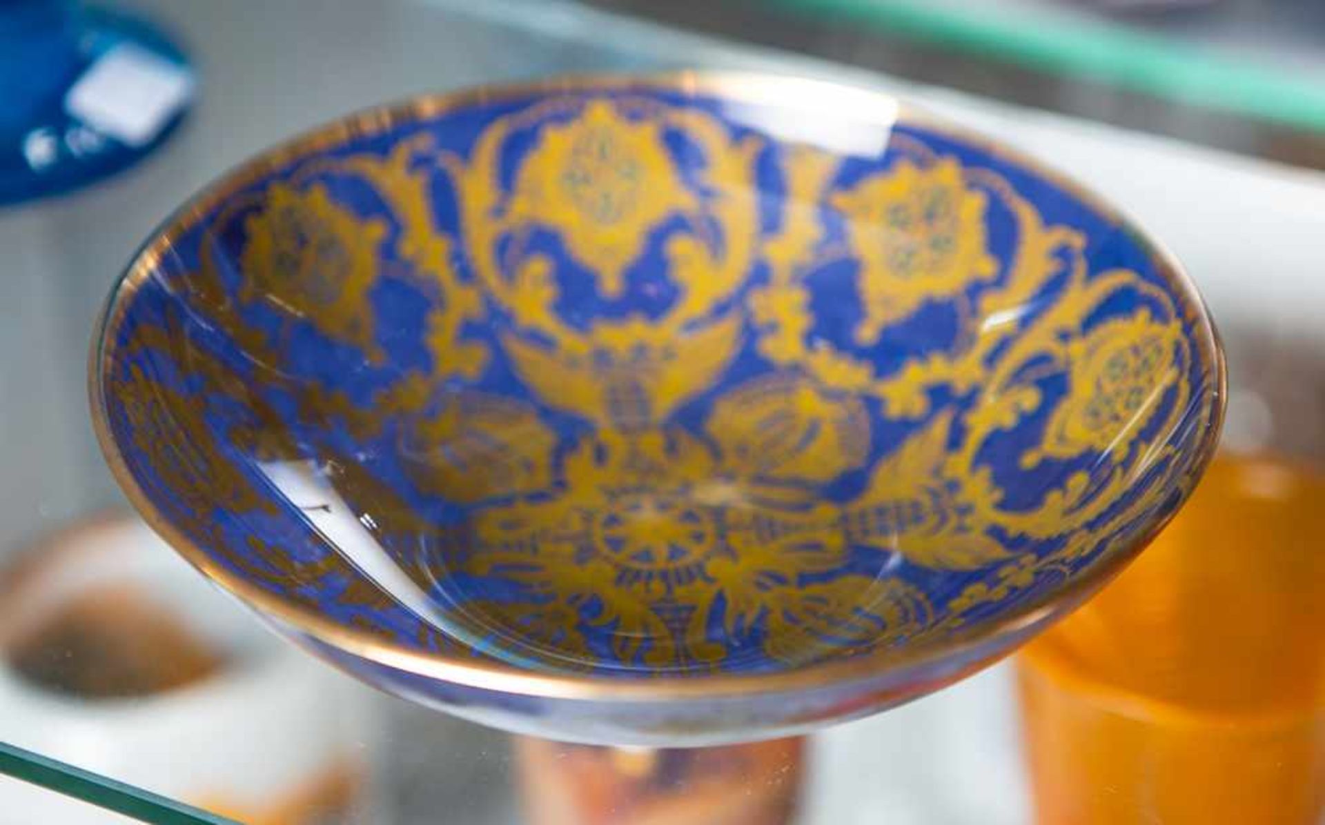 Schale, Glas, nachtblau unterfangen mit goldfarbenem Ornamentdekor, Goldrand. DM ca. 20,8cm, Rand