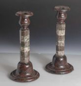 Zwei Kerzenhalter aus Stein (Marmor), England wohl um 1870, restauriert.