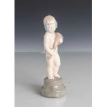 Figurine, Entwurf Ernst Riegel, Darmstadt, nackter Knabe mit Füllhorn, Unterboden mitUmschrift,