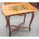 Spieltisch, 19. Jahrhundert im Stil des 18. Jahrhundert gearbeitet, vier geschnitztevolutenartige