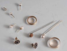 Posten Goldschmuck 585, 8 Teile, bestehend aus: 2 Ringen, 3 Paar Ohrstecker, 2Anstecknadeln, 1