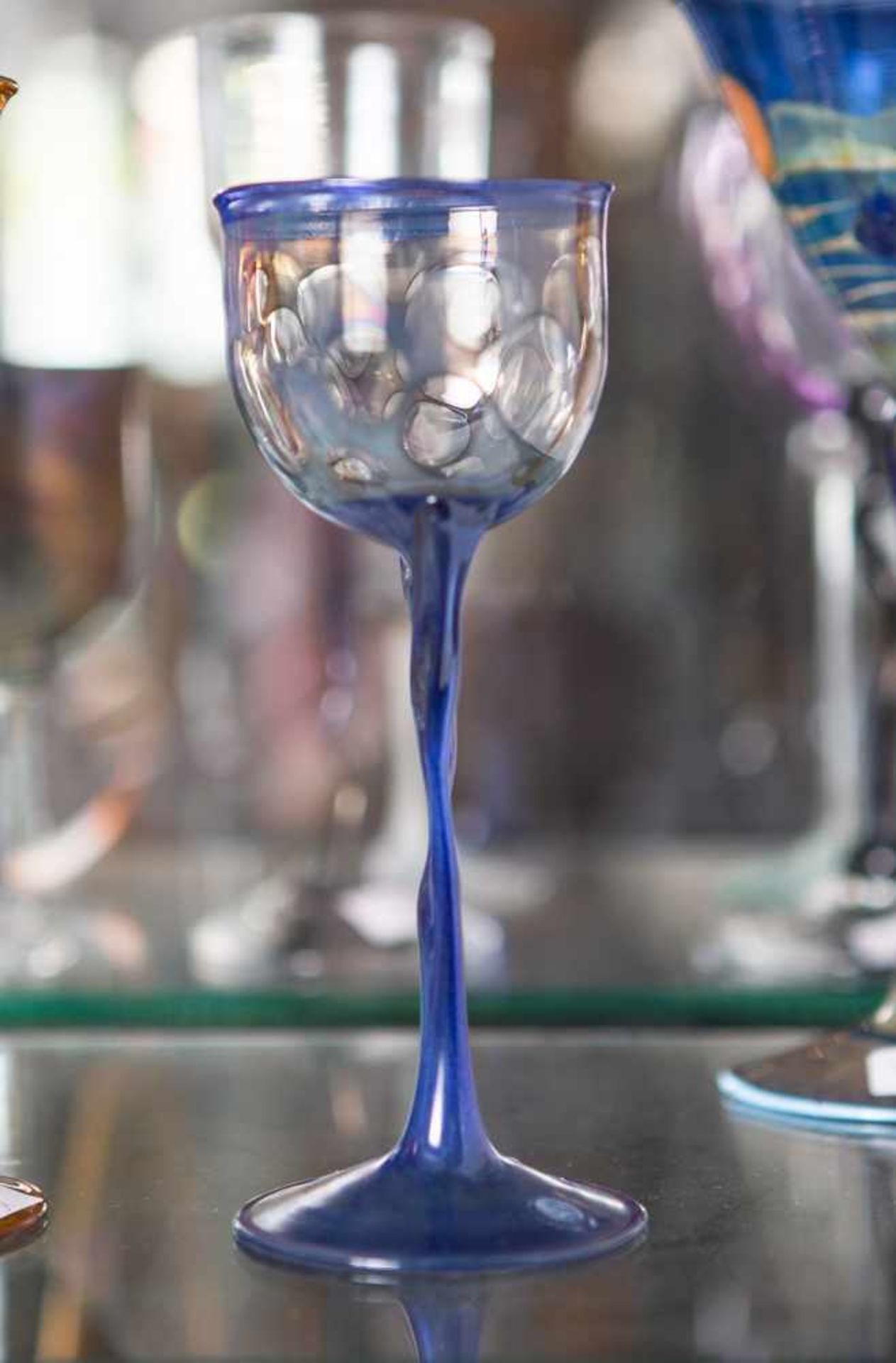 Kelchglas, Entwurf Dieter Klimek, blau eingefärbtes Glas, Schaft mehrfach verschlungen,Kuppa mit