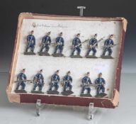 Zinnfiguren, Seesoldaten im Sturm Nr.48, fein bemalt m. orig. Schachtel, 12 Stück, Plast.Figuren