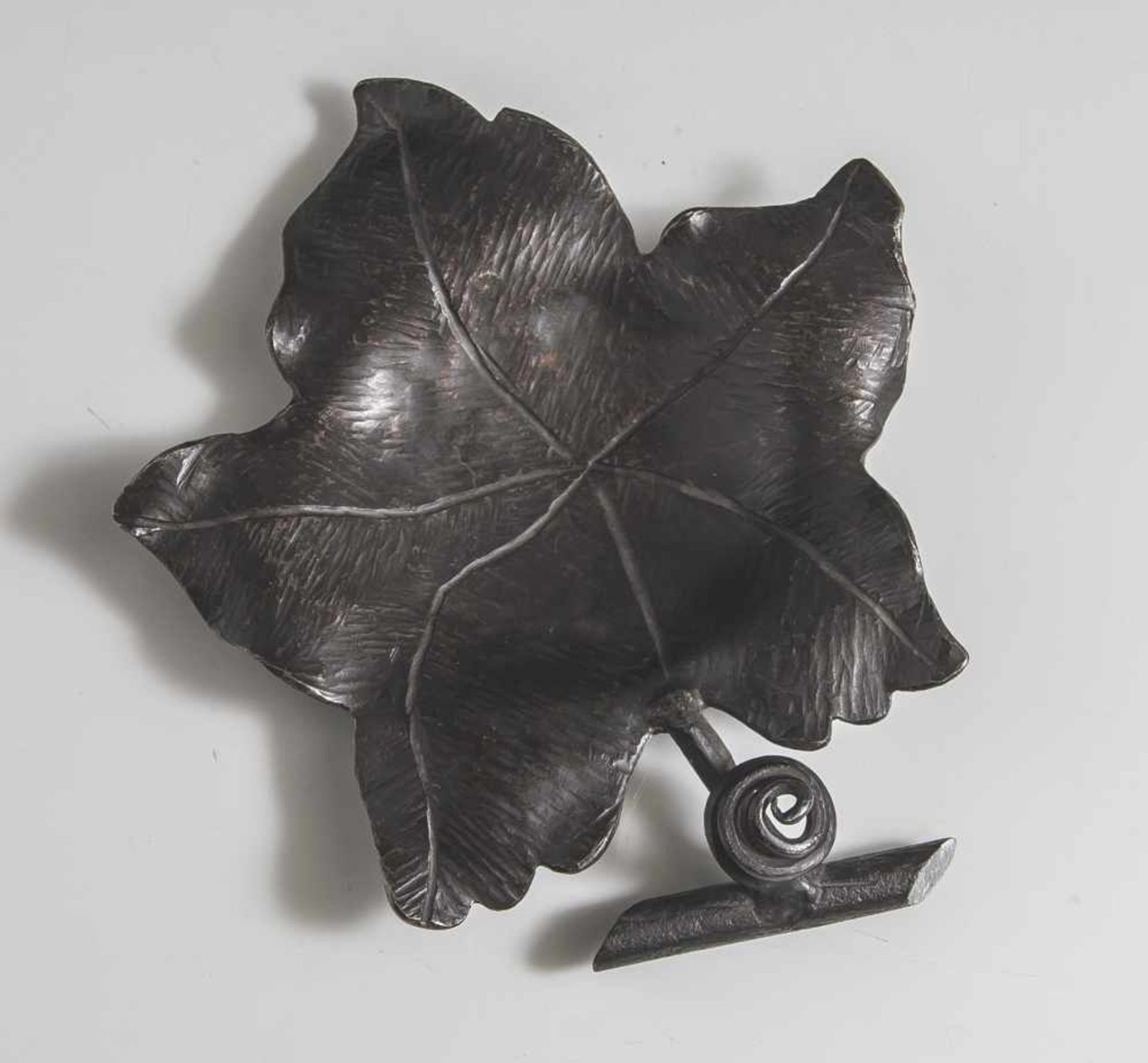 Aschenschale in Form eines Weinblattes, 19./20. Jahrhundert, Zinkguss, bronziert. L. ca.16 cm.