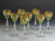 8 Weinrömer, um 1900, Kristallglas, flacher runder Nodus, unten mit sternförmiger Gravur,