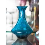 Kleine Vase, krakeliertes türkisfarbenes Glas, gebauchter Korpus mit schlankem Hals undgeweiteter